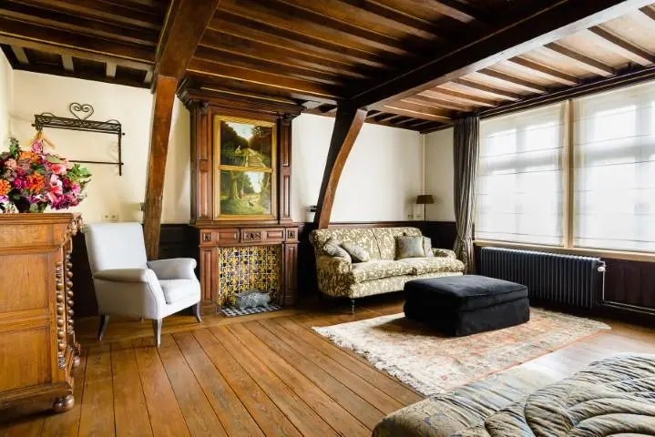 De master bedroom van Het Huis Happaert met historische details
